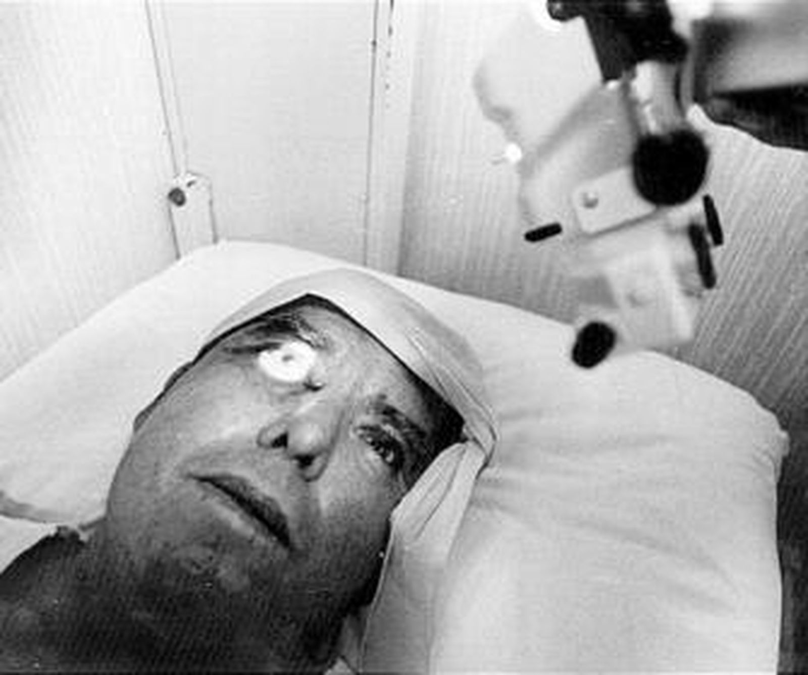 Un hombre se somete a pruebas oftalmológicas.