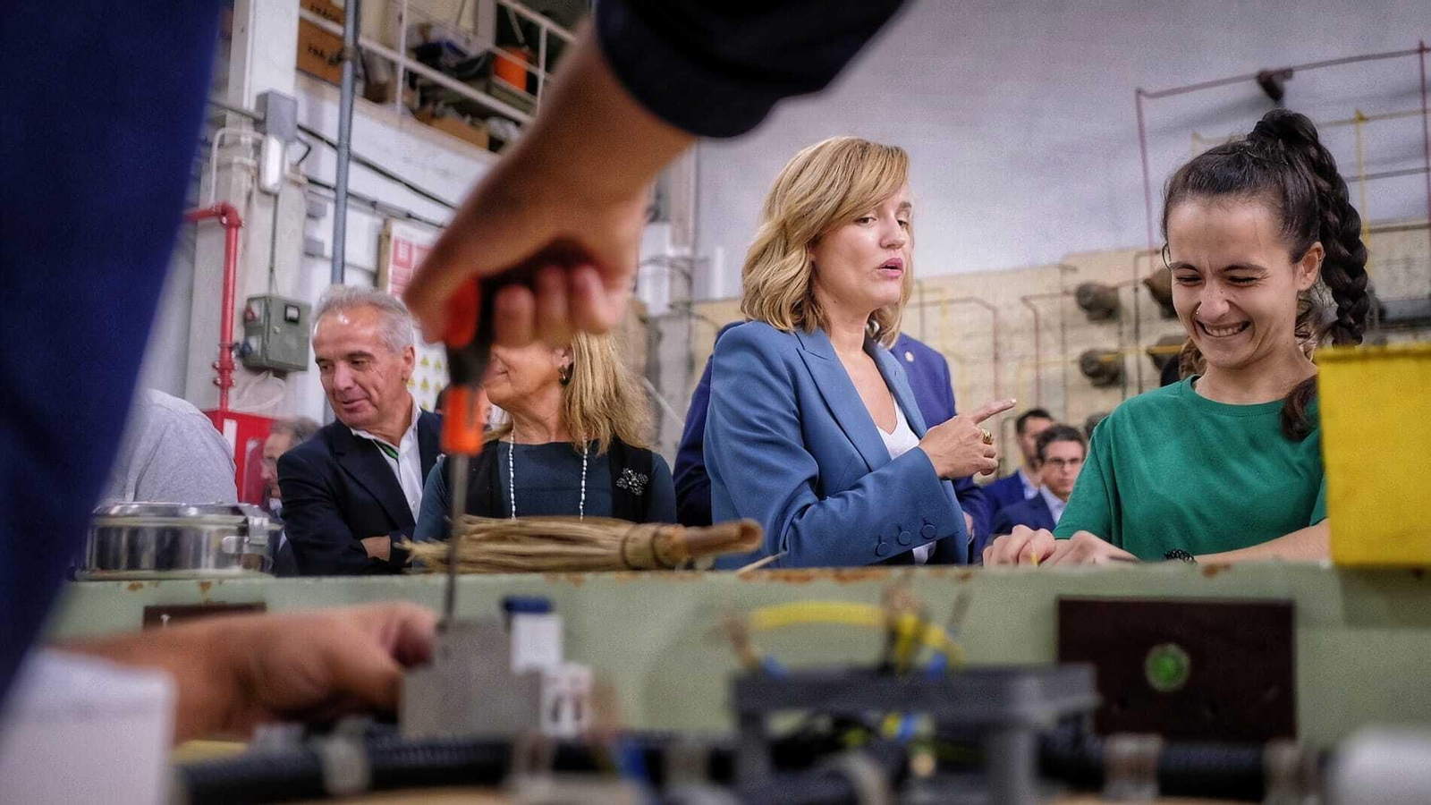 La ministra de Educación durante su visita a uno de los talleres del IES Virgen del Carmen