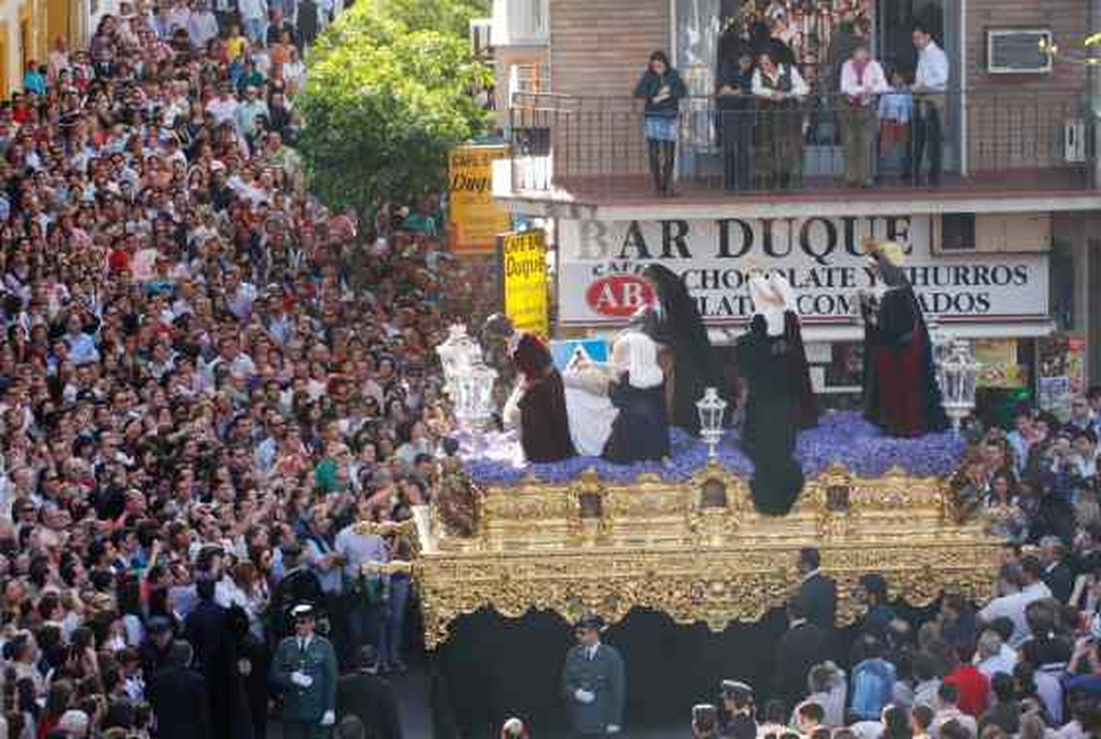 Satan Marta enfila el Duque para hacer su entrada en Carrera Oficial.

Foto: Victoria Hidalgo