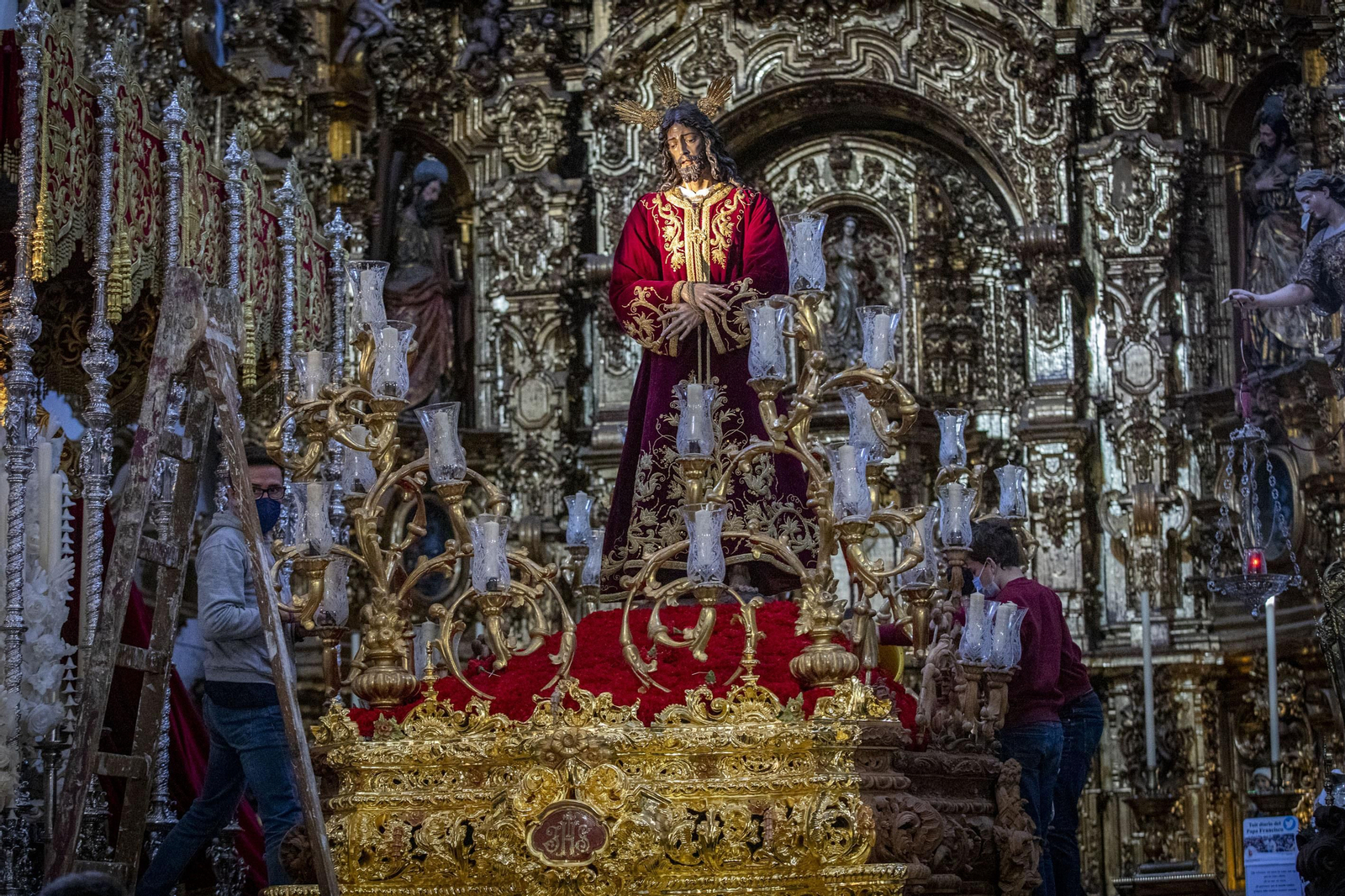 La cofradía de las Penas estrena el dorado del frontal del paso de misterio.