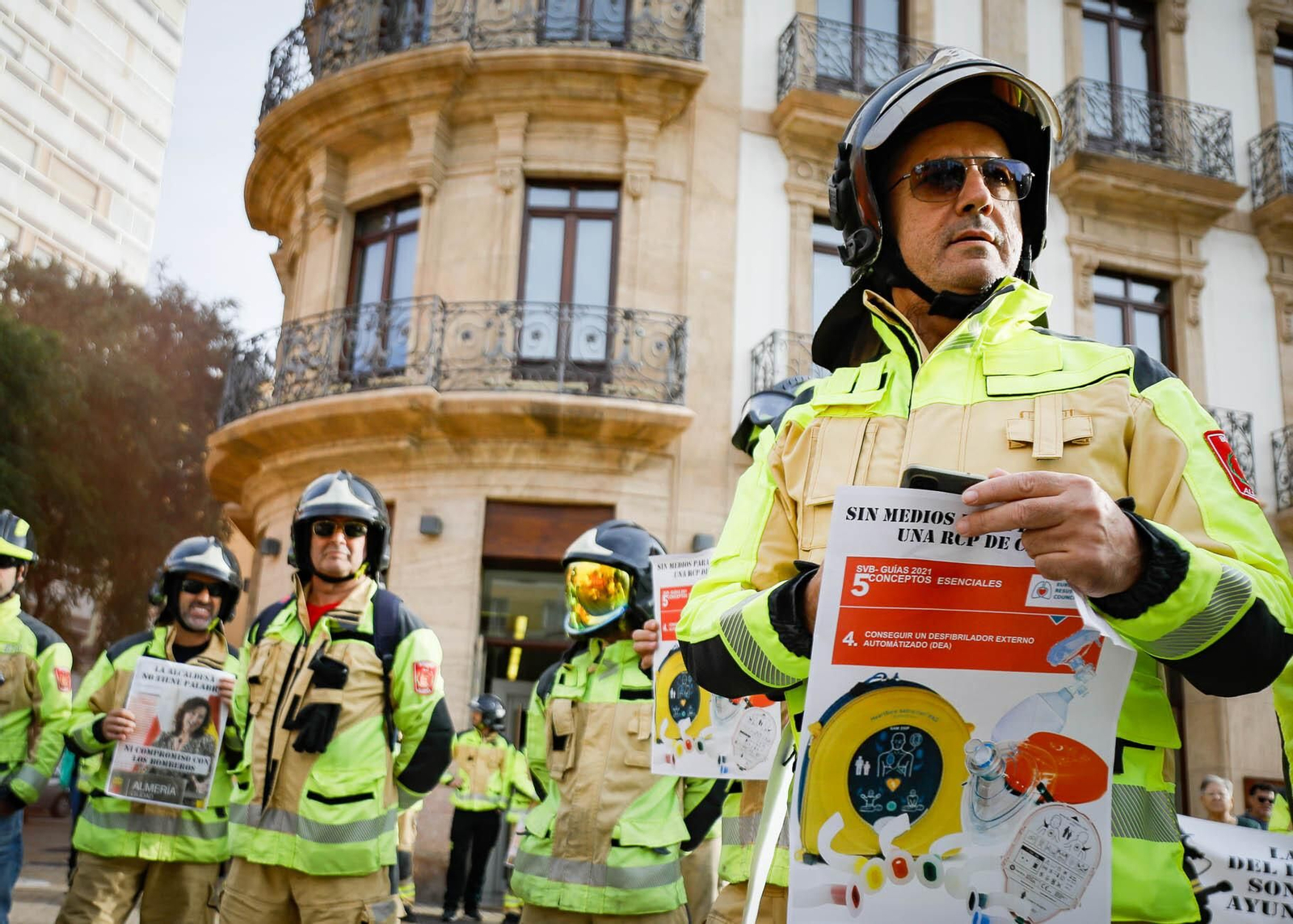 Imágenes de la manifestación de bomberos en Almería