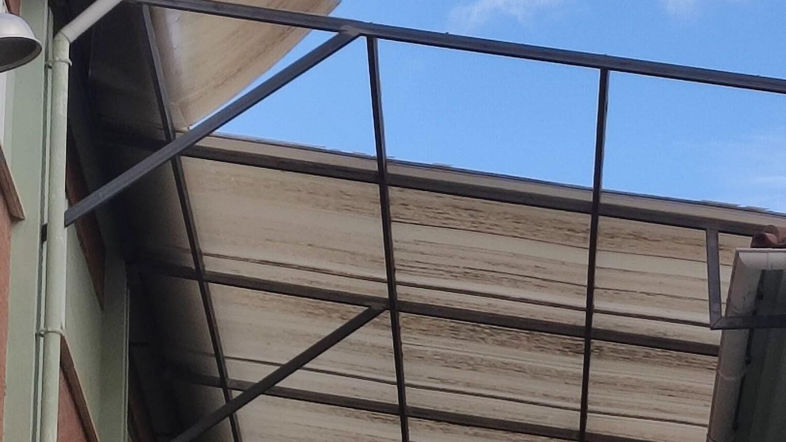 Un fragmento de cubierta del IES Al Baytar afectado por el viento.