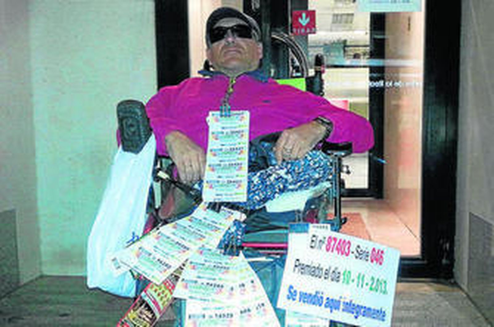El vendedor de la ONCE que vendió el número ganador del 'sueldazo', ayer en la calle Real de San Fernando.