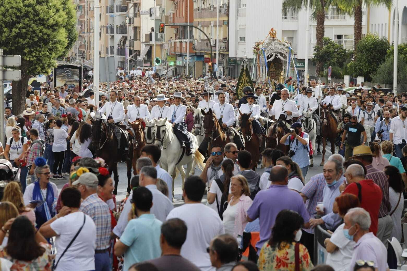 Las primeras imágenes de la Hermandad del Rocío de Huelva por las calles de la capital