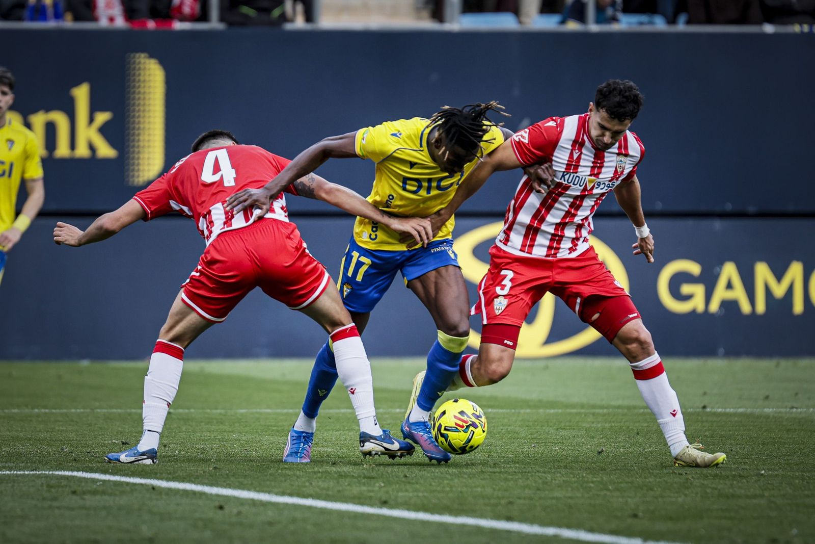 Búscate entre las imágenes del partido de fútbol Cádiz CF - UD Almería
