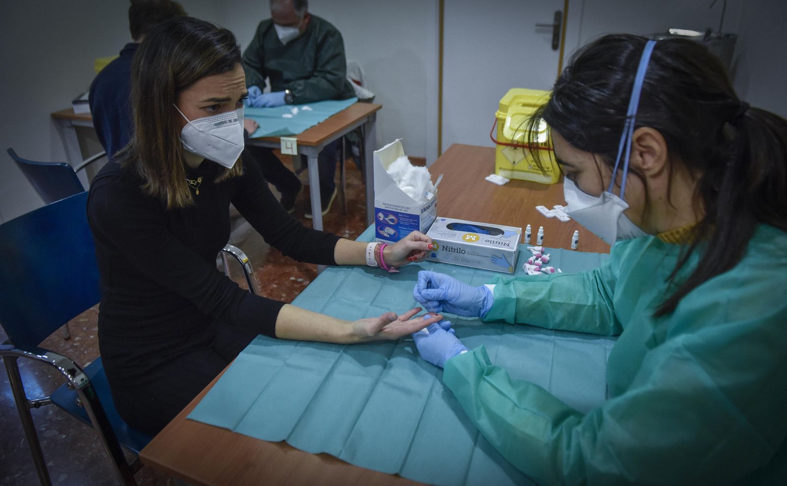 Una mujer se realiza un test de anticuerpos