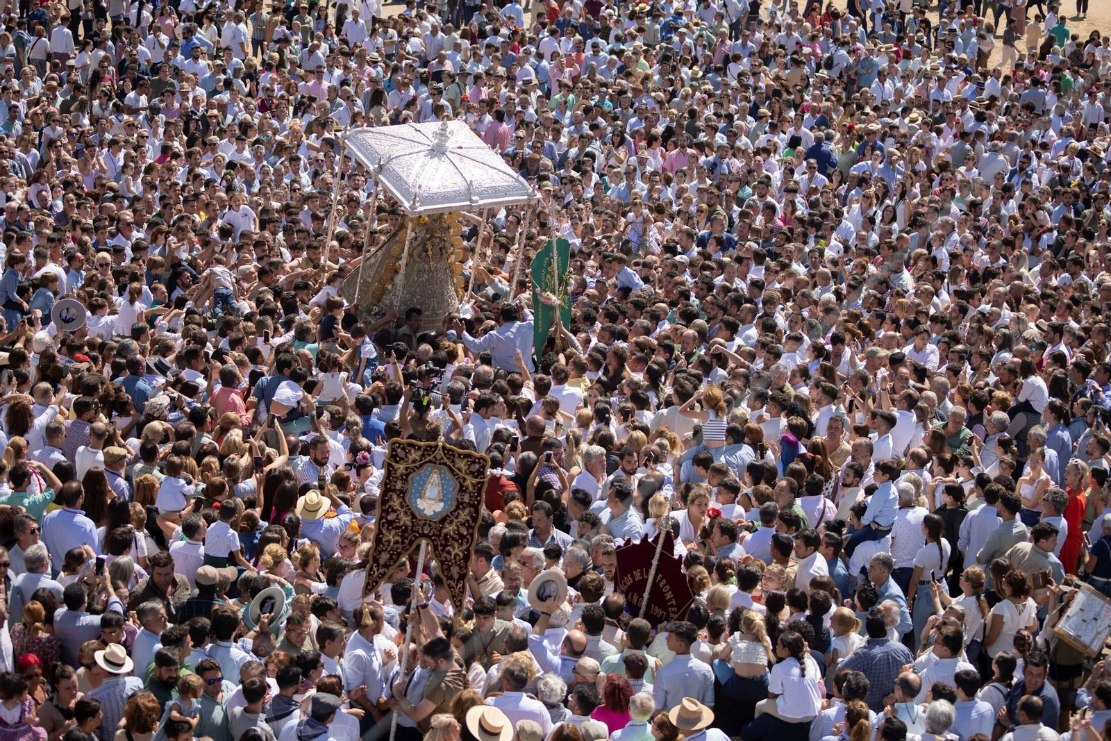 La multitud que acompaña a la Virgen del Rocío en su procesión por la aldea.