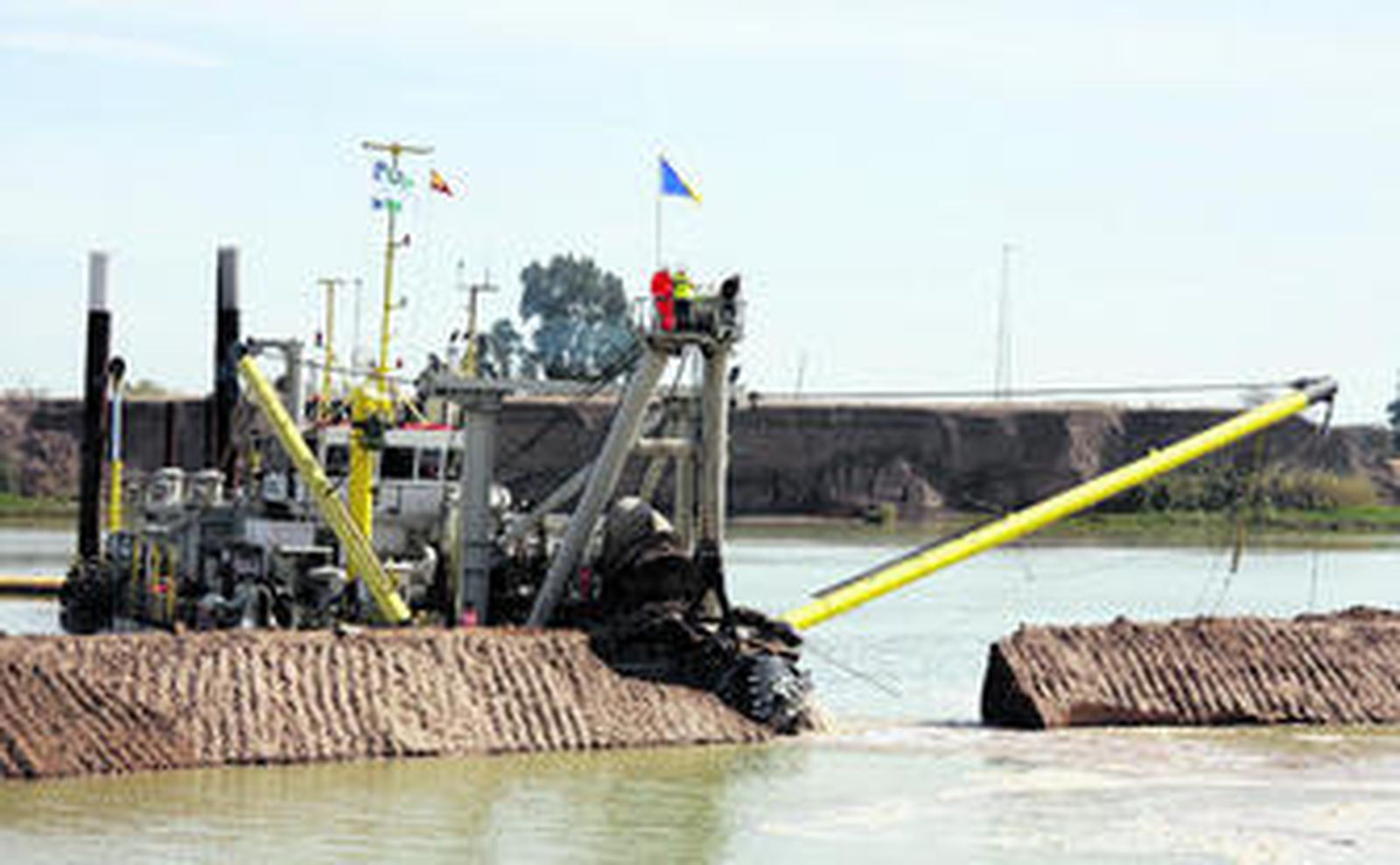 Uno de los barcos-draga que se utilizan para el dragado anual de mantenimiento. En la imagen, en las obras de la nueva esclusa (2009).