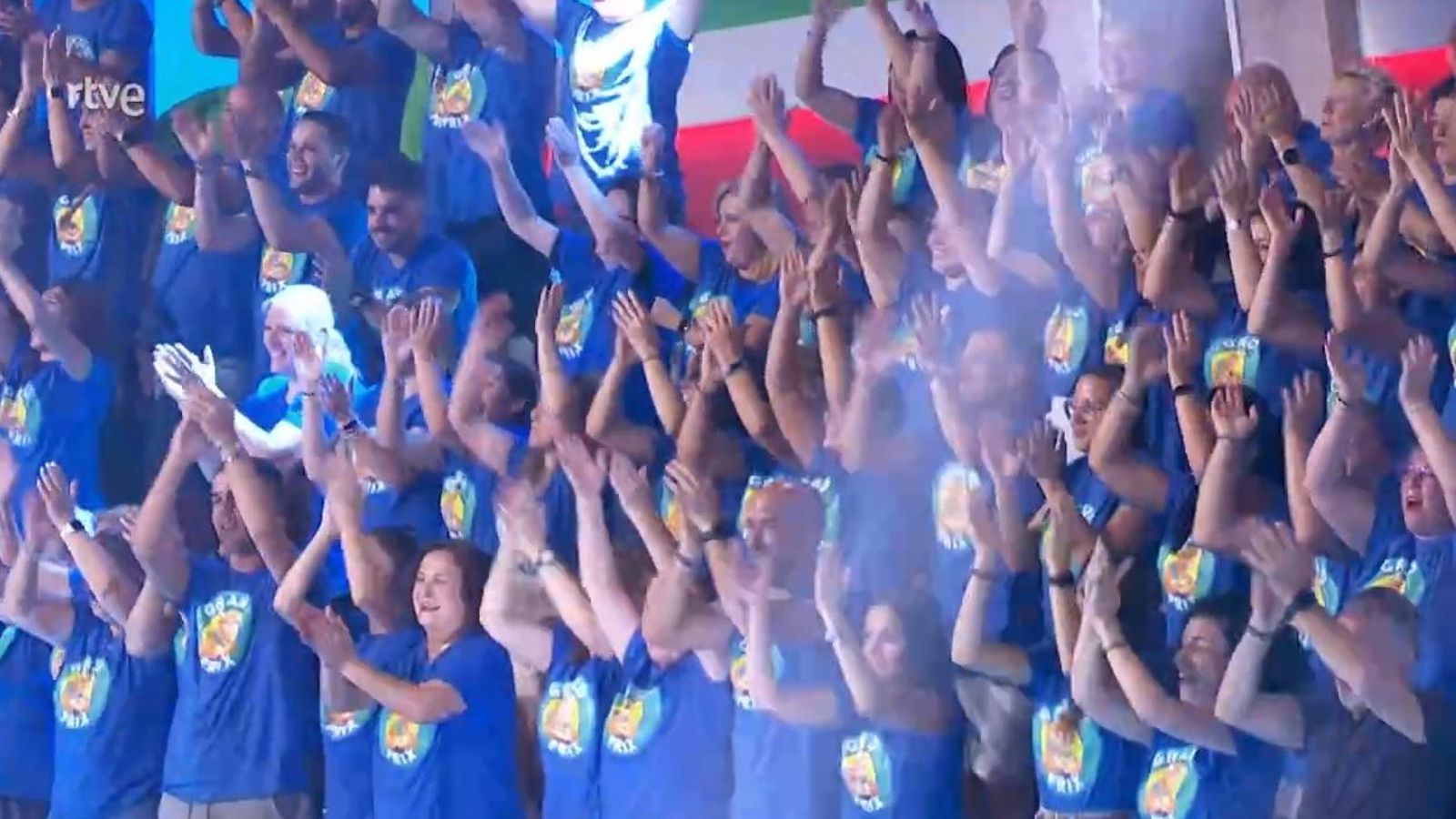 Vecinos de Alfacar animando a su pueblo en el plató del Grand Prix del verano