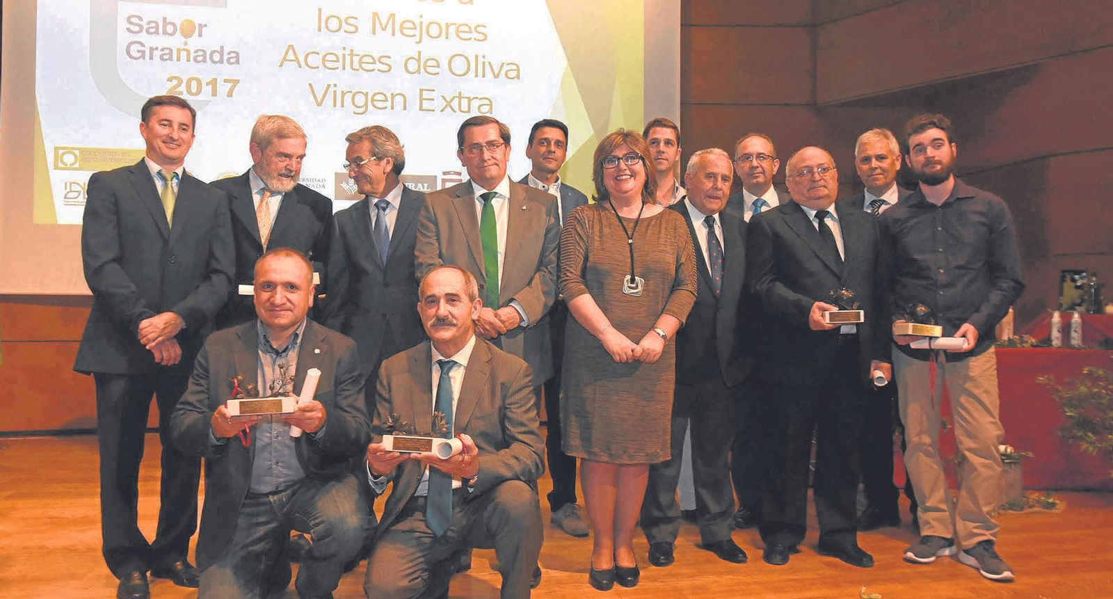 Los premiados posaron con sus galardones los responsables institucionales.