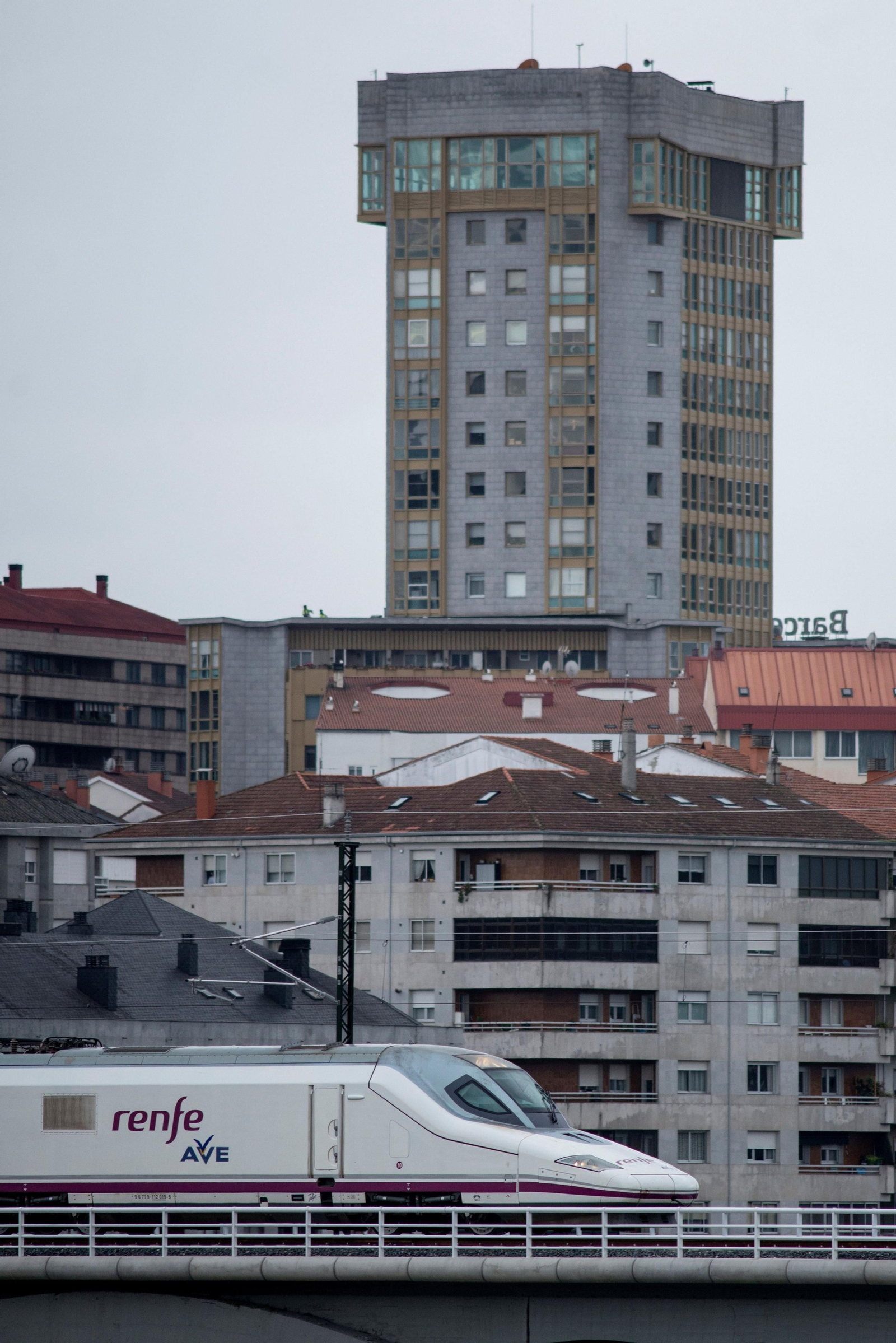 El nuevo AVE gallego a su paso por Orense.