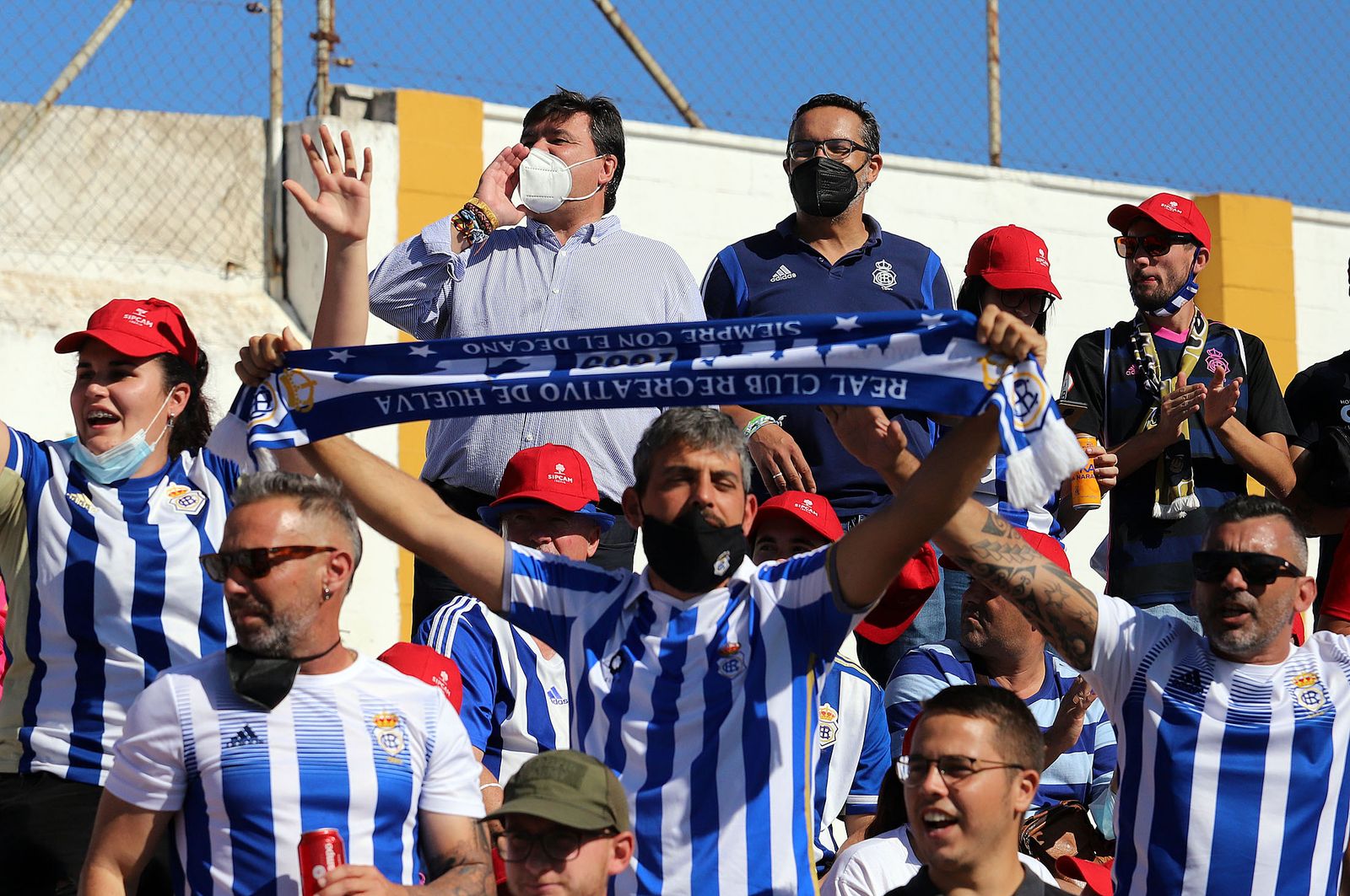 Imágenes de la afición más fiel del Recre en su visita al campo del Antoniano
