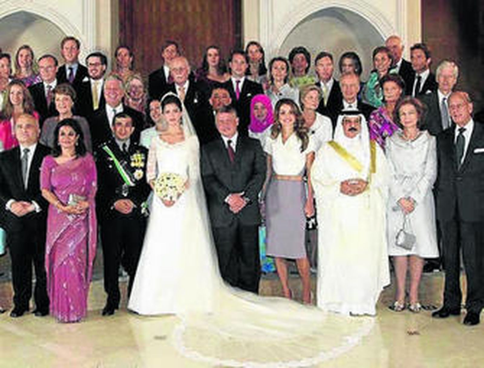 Doña Sofía destaca por su elegancia en la boda jordana