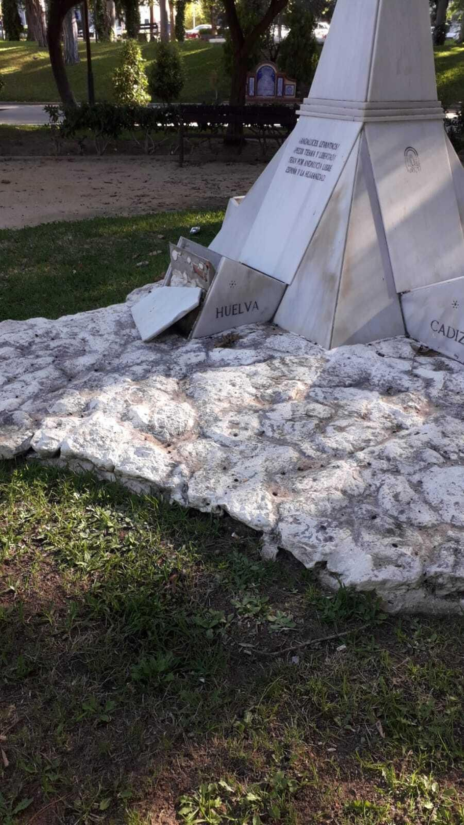 Estado en el que se encuentra el monumento a Blas Infante en el parque Almirante Laulhé de San Fernando.