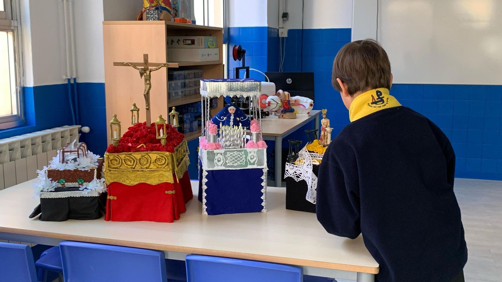 Un alumno del centro, ultimando los preparativos de los pasos infantiles