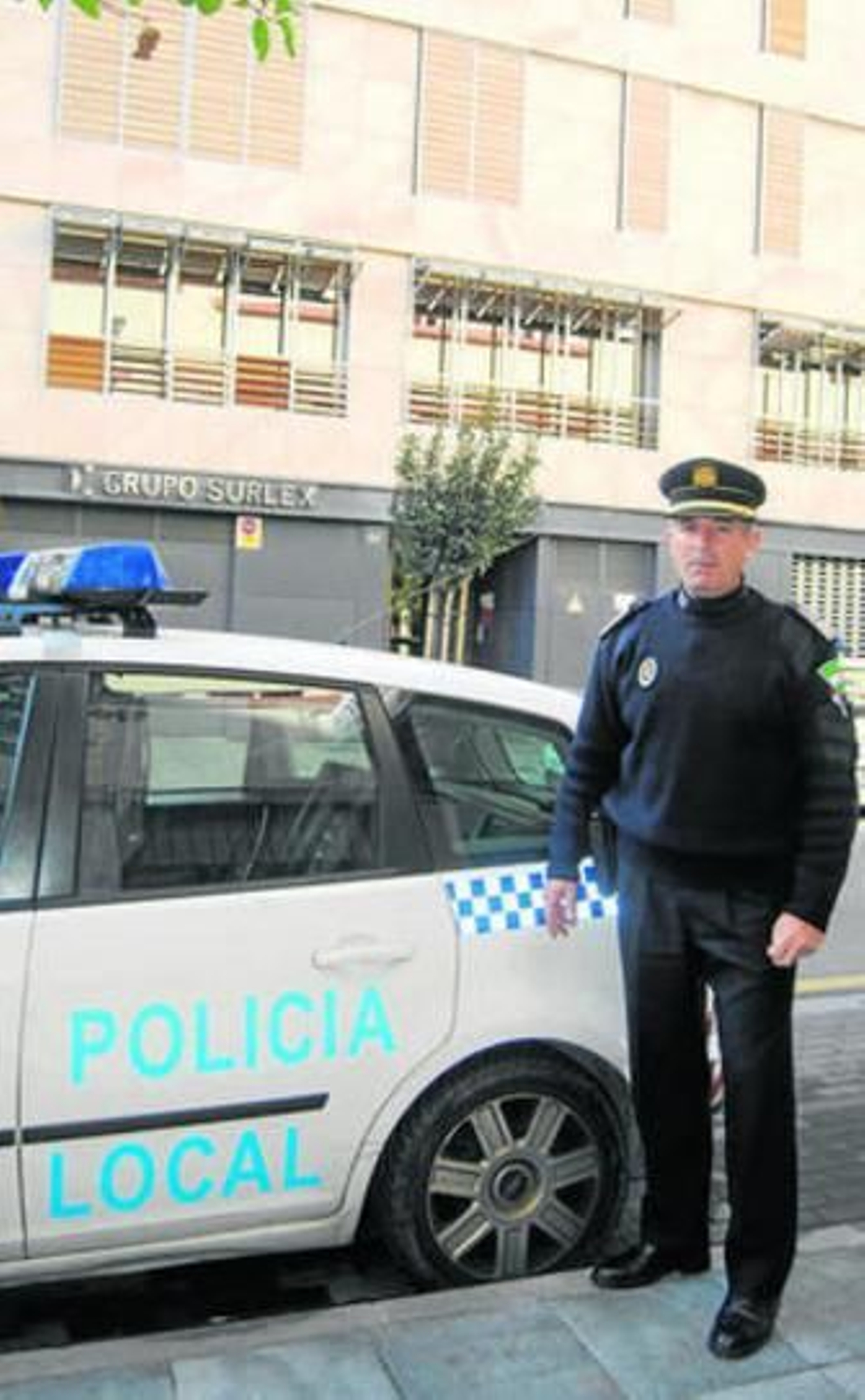 Jorge Quesada, frente a la antigua Jefatura.