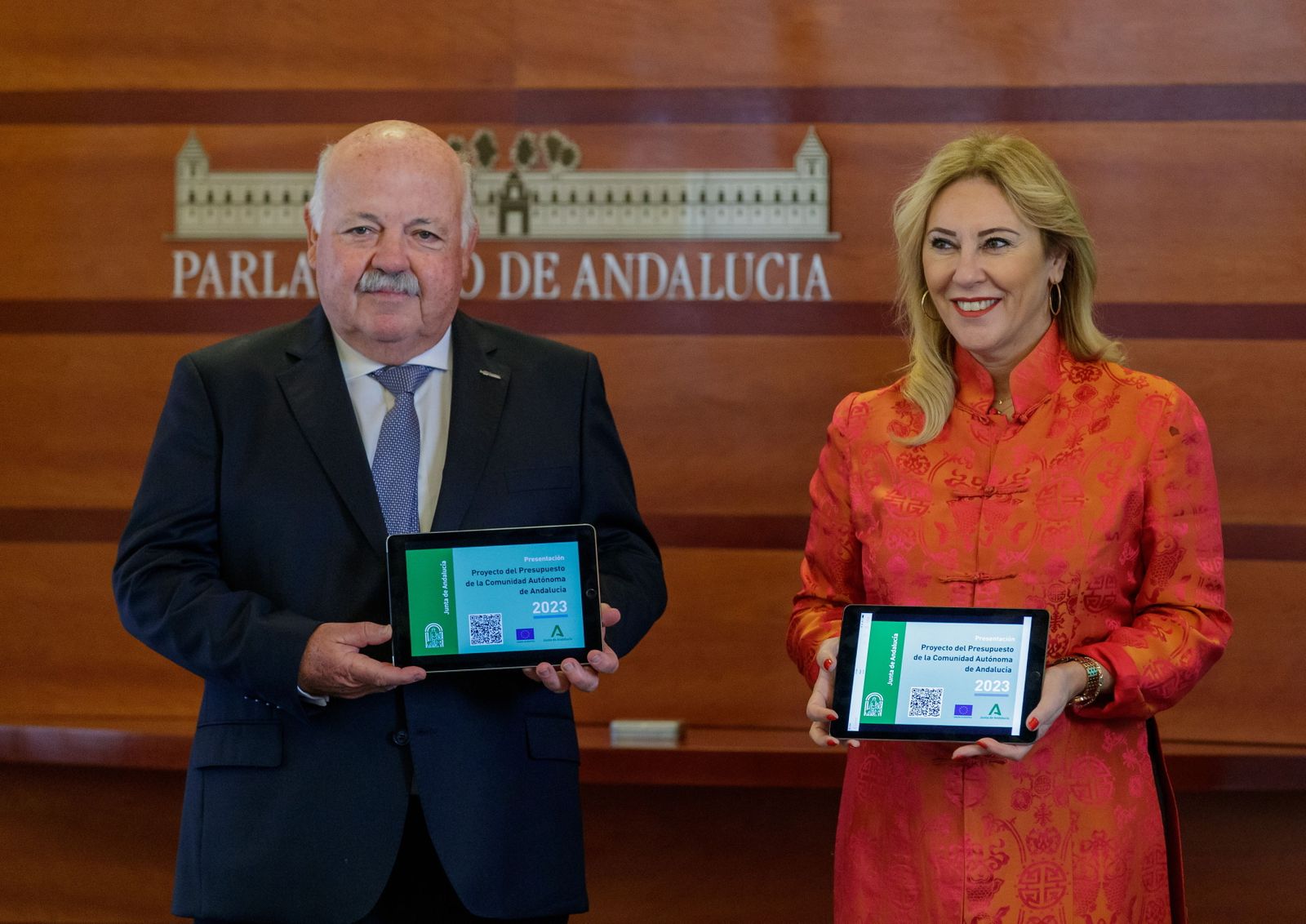 El presidente del Parlamento, Jesús Aguirre, y la consejera de Economía, Carolina España, en la entrega del Presupuesto a la Cámara.