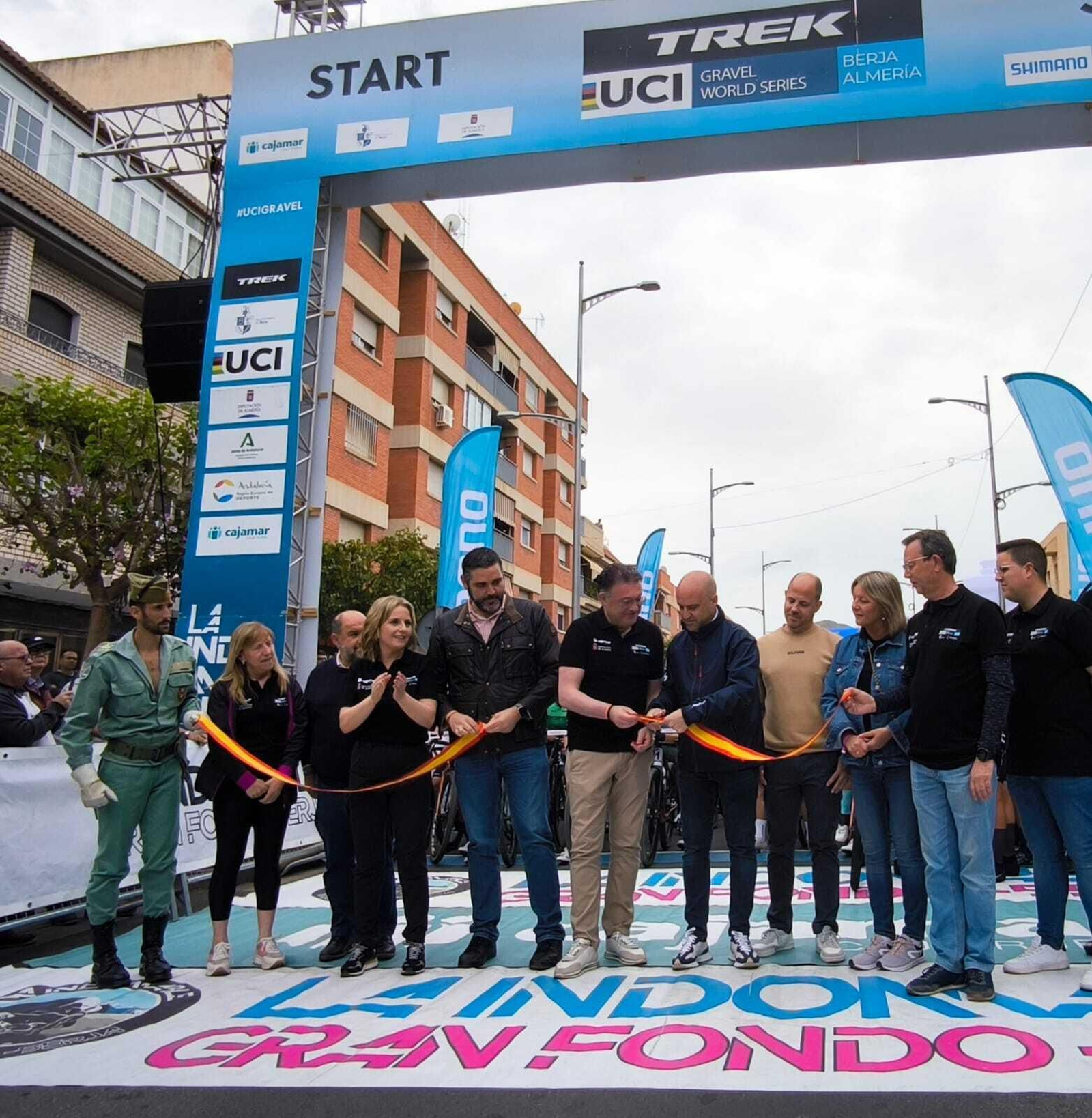 Corte de cinta antes del comienzo de la prueba.