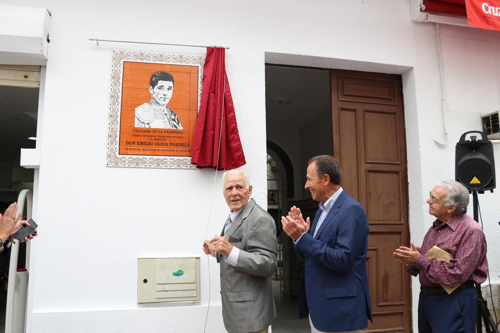 El diestro junto al alcalde en el momento en el que muestra al público el azulejo en la calle La Vega.