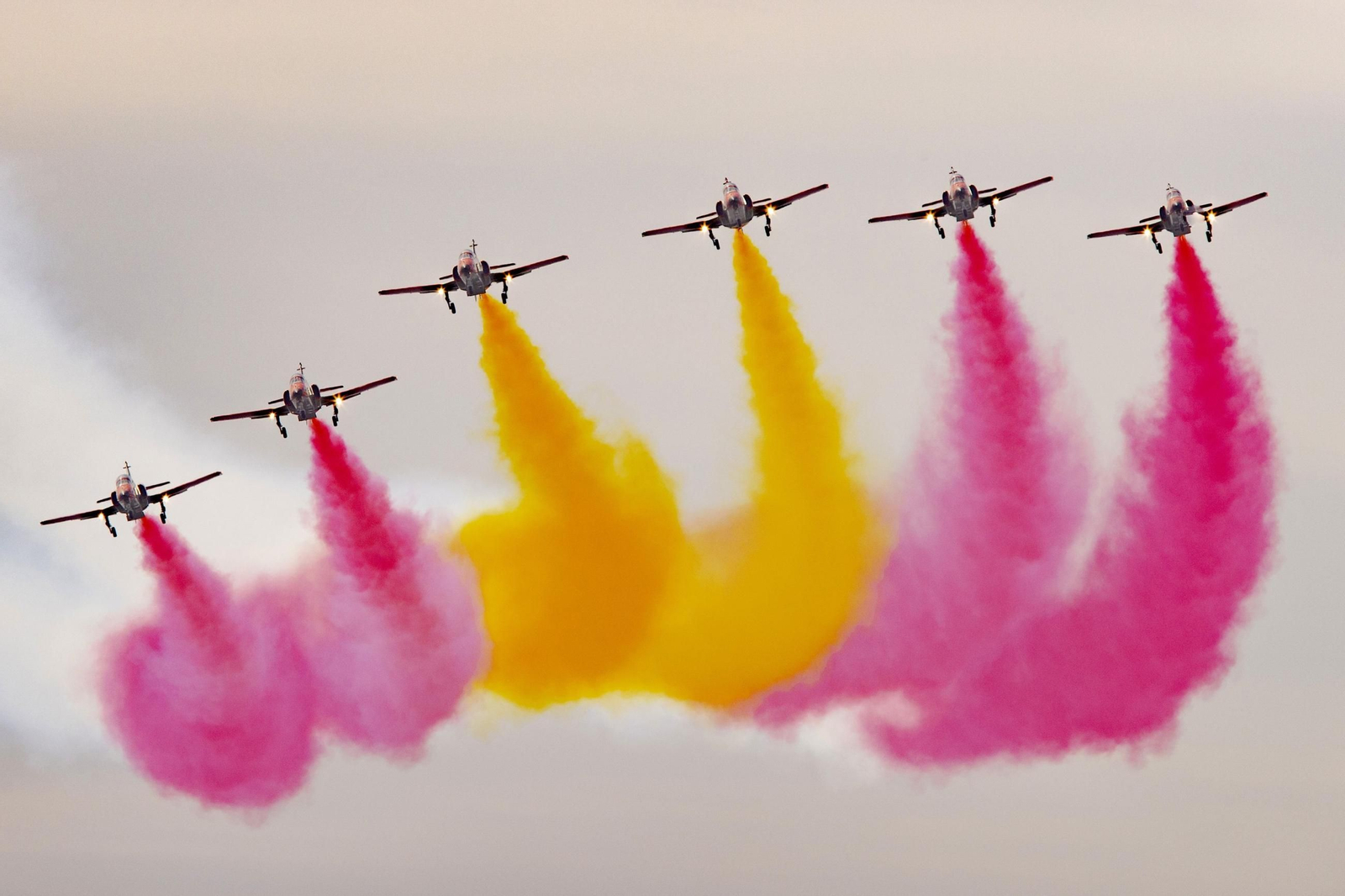 Espectaculares fotos de las acrobacias de la Patrulla Águila: cuatro décadas surcando los cielos