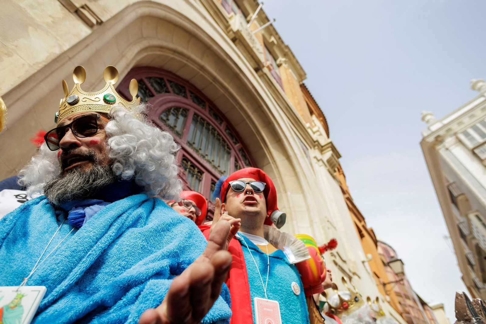 Una agrupación canta en la escalera de Correos durante el Carnaval.