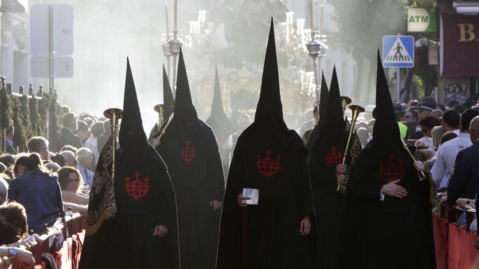 Nazarenos anteceden al paso del Duelo