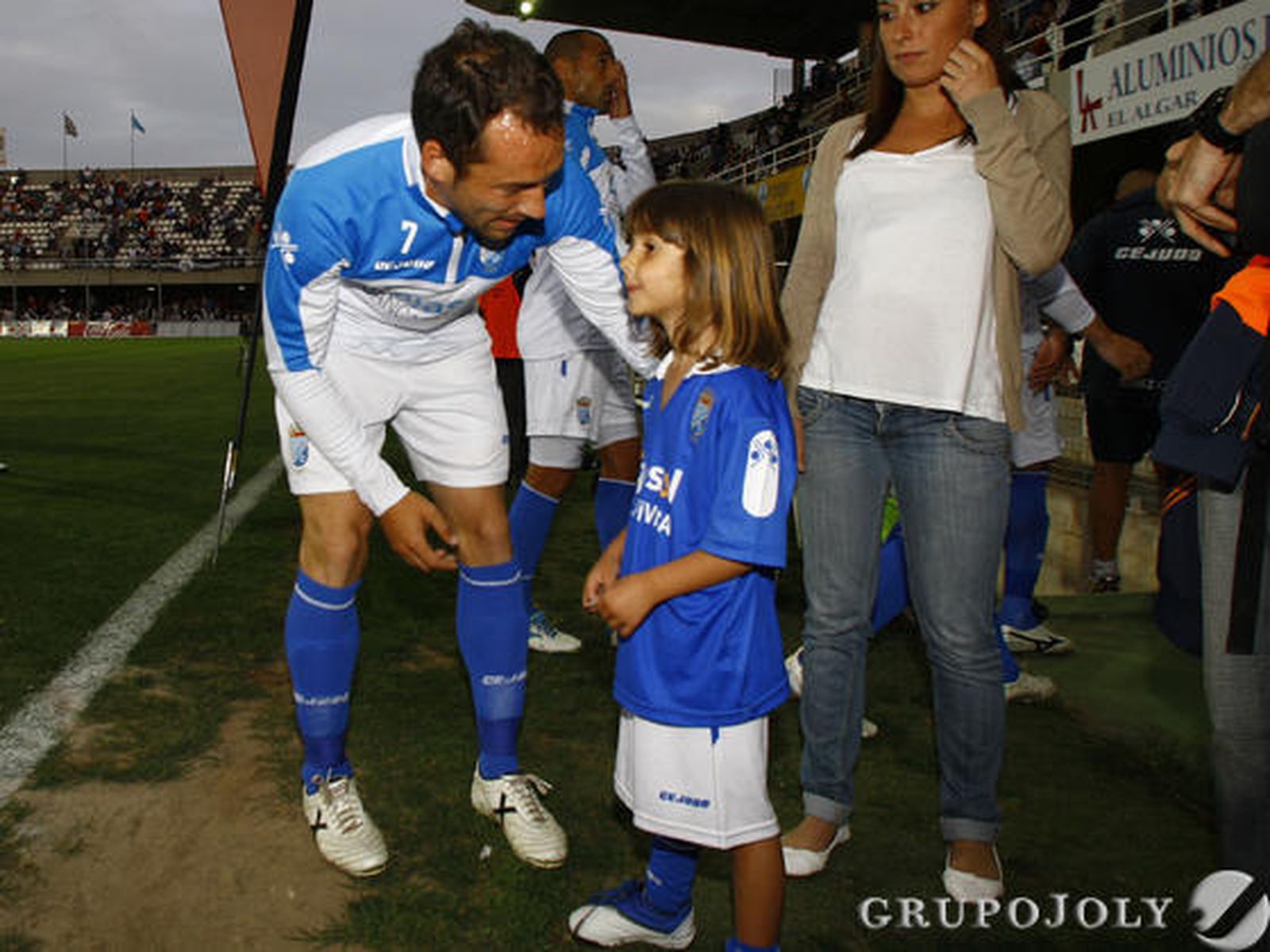 El delantero murciano habla con el niño que posó con el equipo xerecista en el estadio Cartagonova. 

Foto: lof