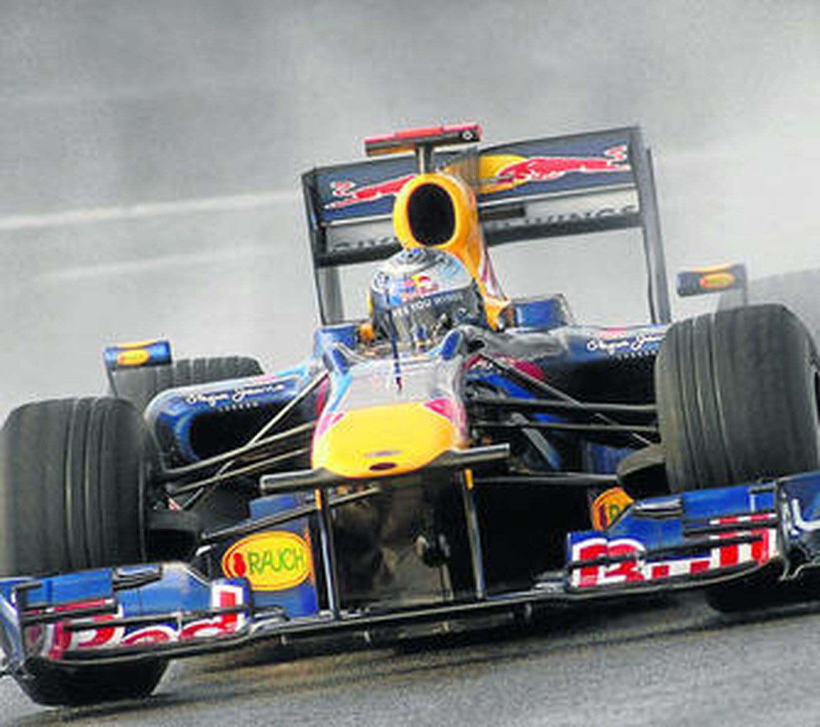 Vettel, rodando sobre pista mojada.