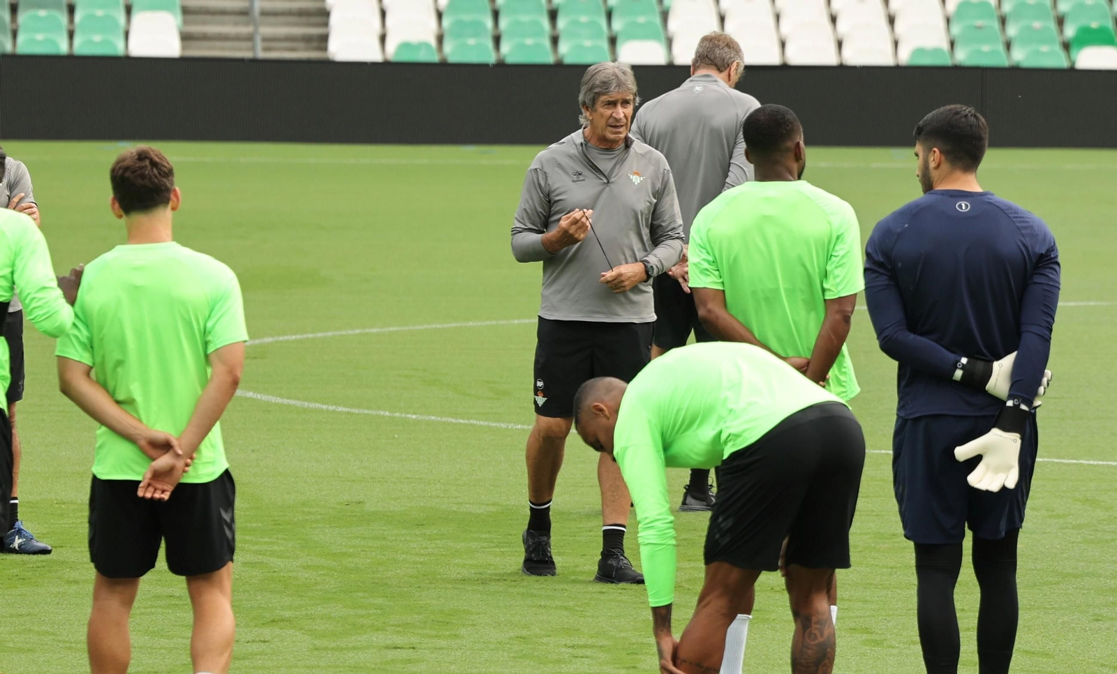 Pellegrini, en un momento del entrenamiento de este domingo en el Villamarín.
