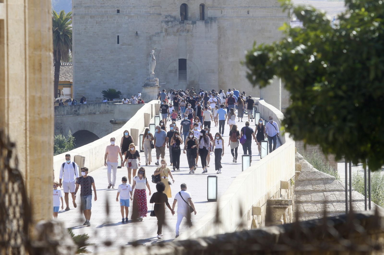 Turistas por el Puente Romano de Córdoba.