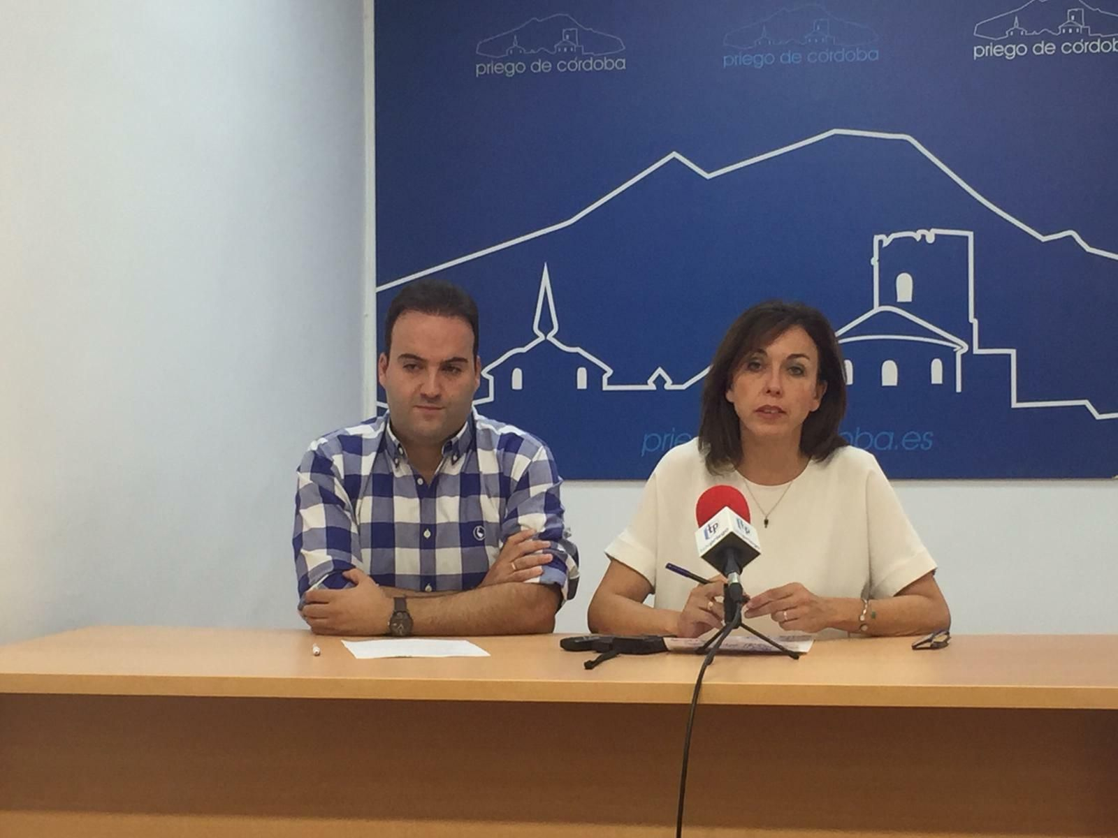 Juan Ramón Valdivia y María Luisa Ceballos, durante el balance de los cien primeros días de gobierno.