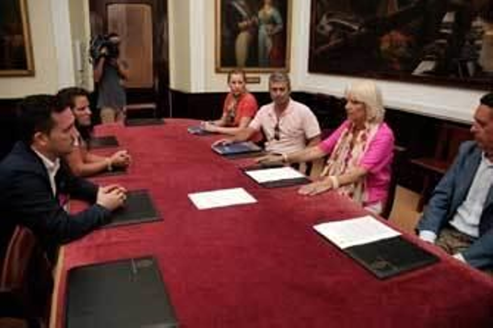 Representantes de la asociación se reunieron con la alcaldesa, Romaní y personal técnico del cementerio.