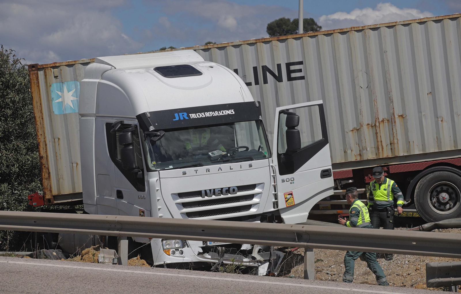 Fotos del camión accidentado en la A-381 a la altura de Puente Romano