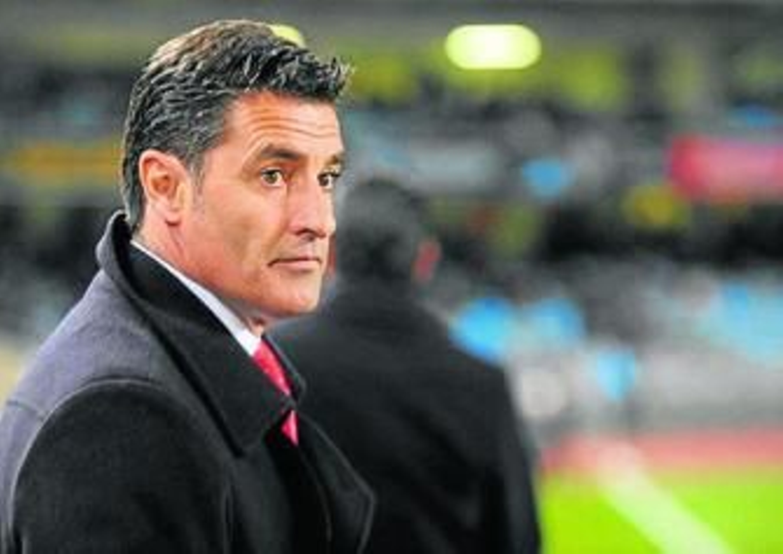 1. Jesús Navas, Luna, Rakitic y Fazio se retiran del campo, con el marcador con el 2-0 al fondo. 2. Míchel observa cariacontecido el desarrollo del partido. 3. Reyes es atendido por el cuerpo médico tras recibir una dura entrada, que lo tuvo renqueante durante varios minutos. 3. Palop salva un remate de Vela a bocajarro, con Cala a su lado intentando despejar el balón.