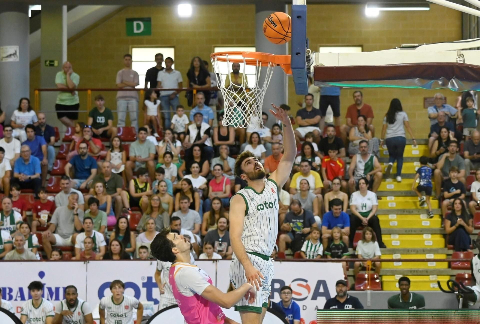 Liam Churchill encestando a canasta