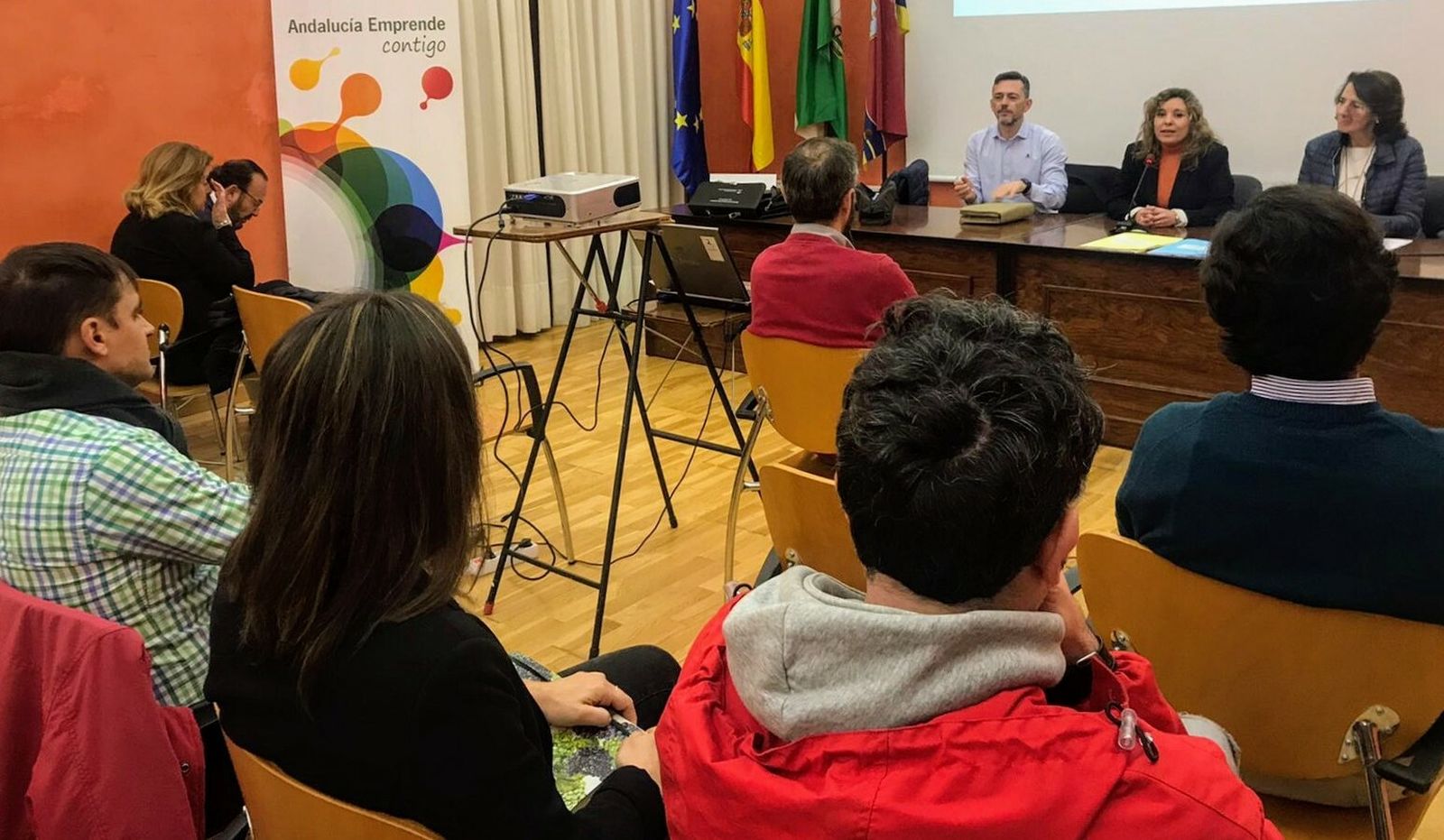 La jornada informativa del Ayuntamiento y Andalucía Emprende se ha celebrado hoy en la Biblioteca Municipal.