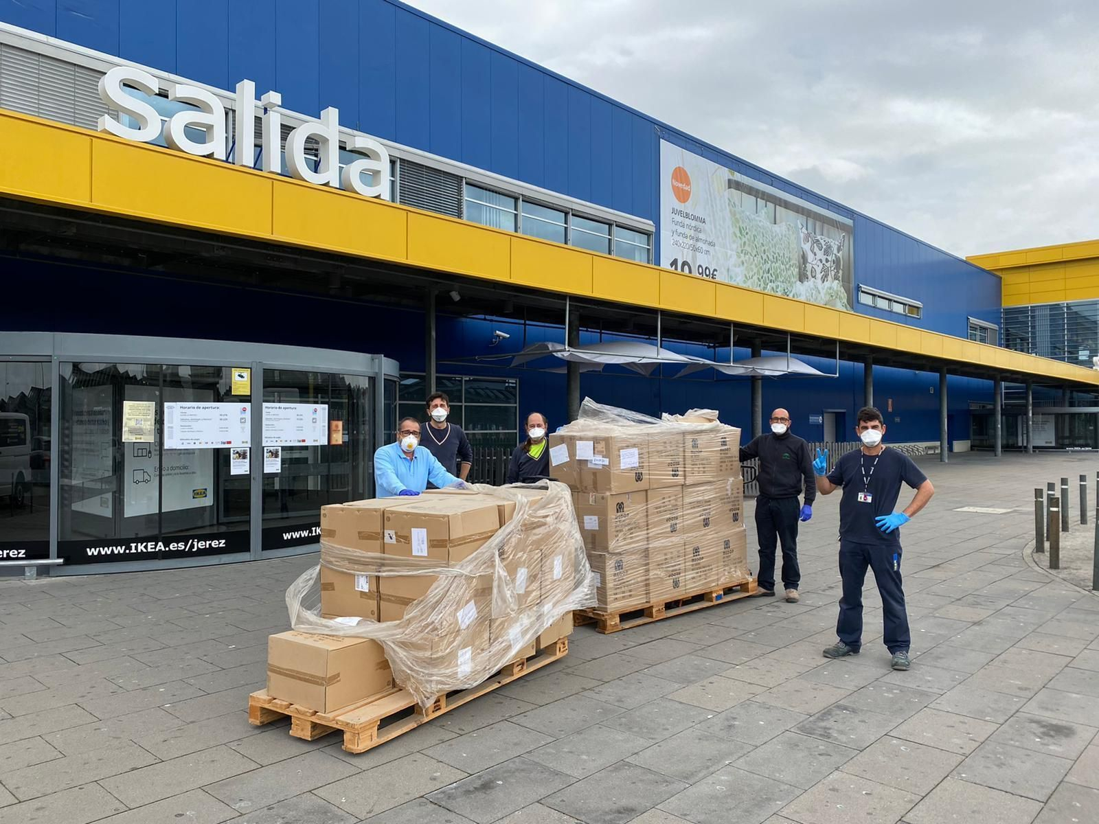 Personal de Ikea con las cajas con los productos que se han donado.