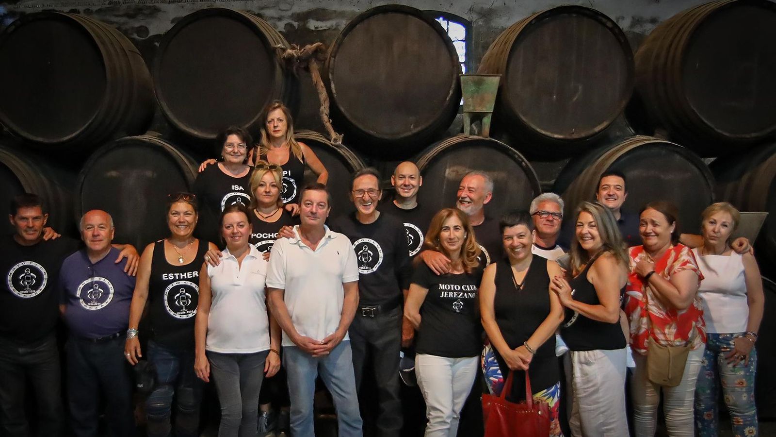 Como cualquier motoclub, el Jerezano programa salidas continuas y todos los sábados hay rutas moteras para disfrutar de la pasión por las dos ruedas, además de reuniones en la Bodeguita de Jesús, que es socio del Moto Club Jerezano y un perfecto anfitrión en su negocio de La Canaleja, un auténtico lujo de sede para el club jerezano como se aprecia en la imagen.