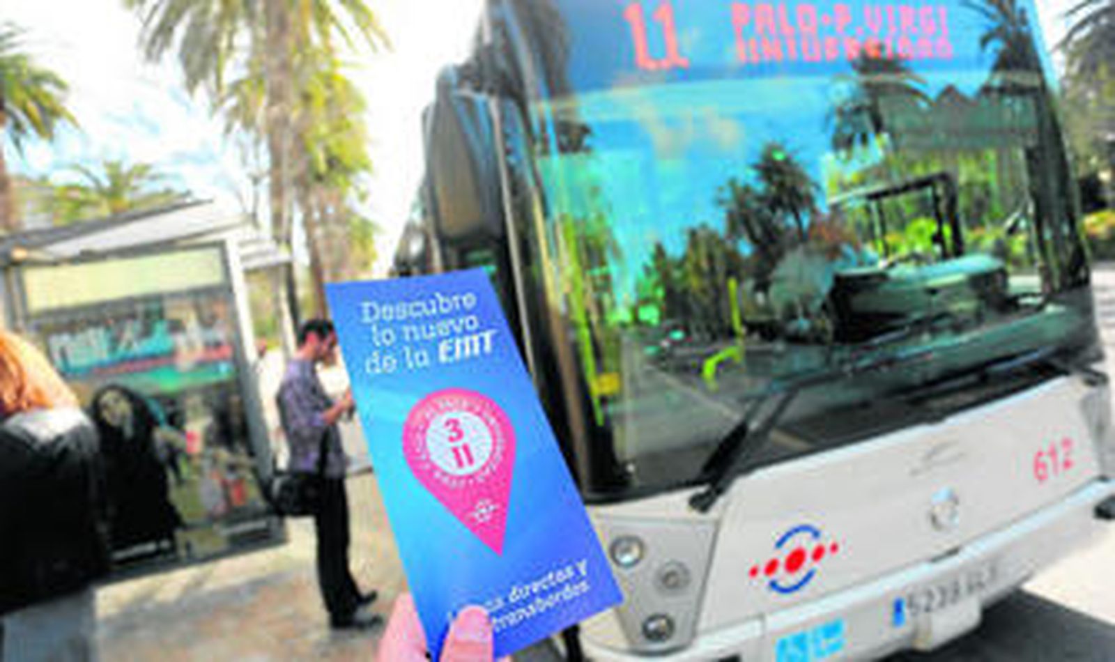 Un folleto de la EMT y un autobús de la línea 11, en el Paseo del Parque.