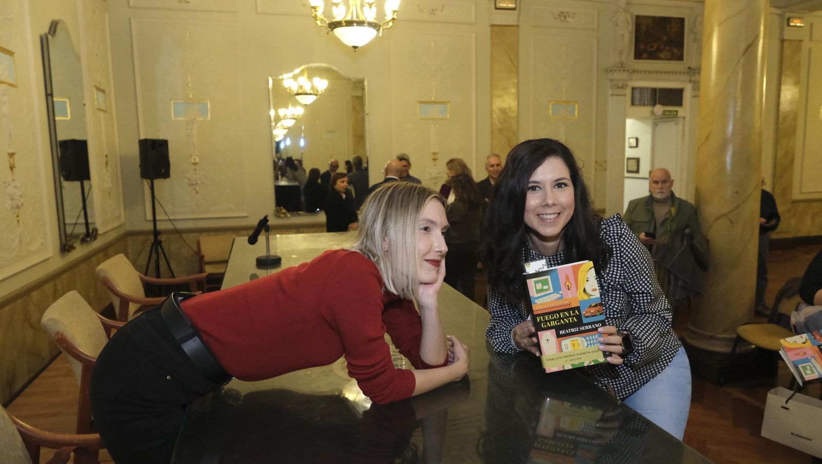 Imágenes del Diario de los Libros con la finalista del Premio Planeta 2024, Beatriz Serrano