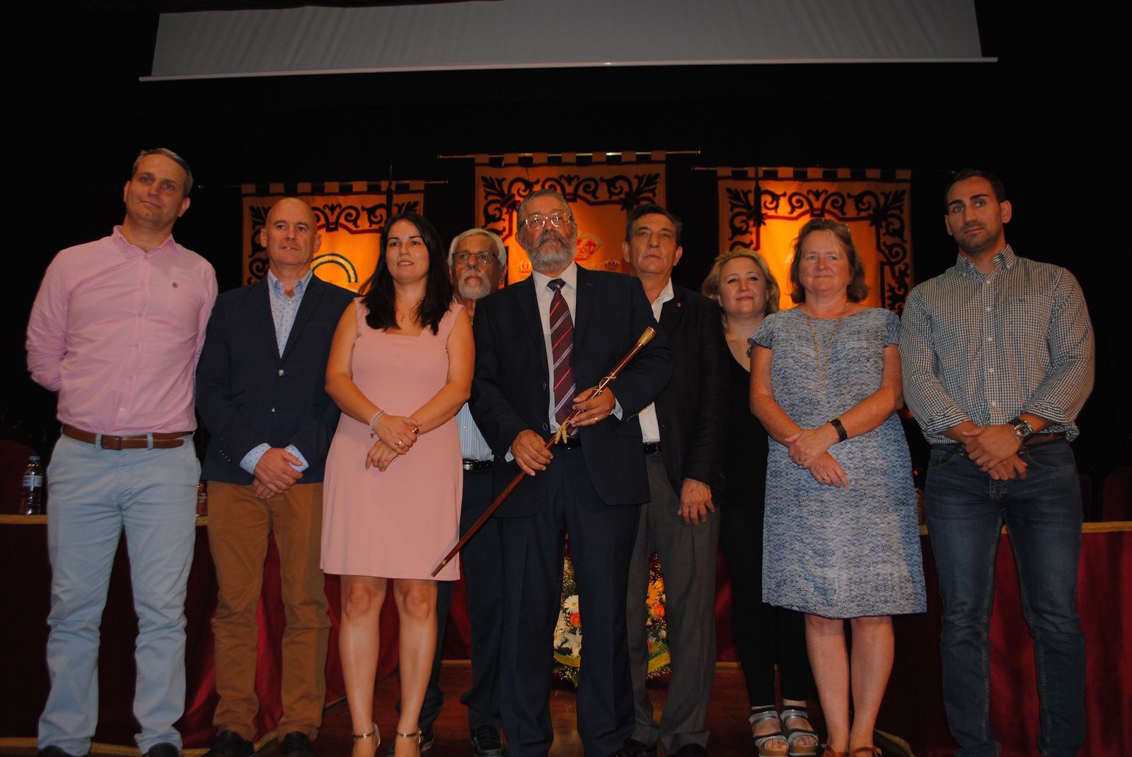 Torrecillas flanqueado por los ocho ediles socialista en su investidura. Ayer se quedó solo con José Campoy.