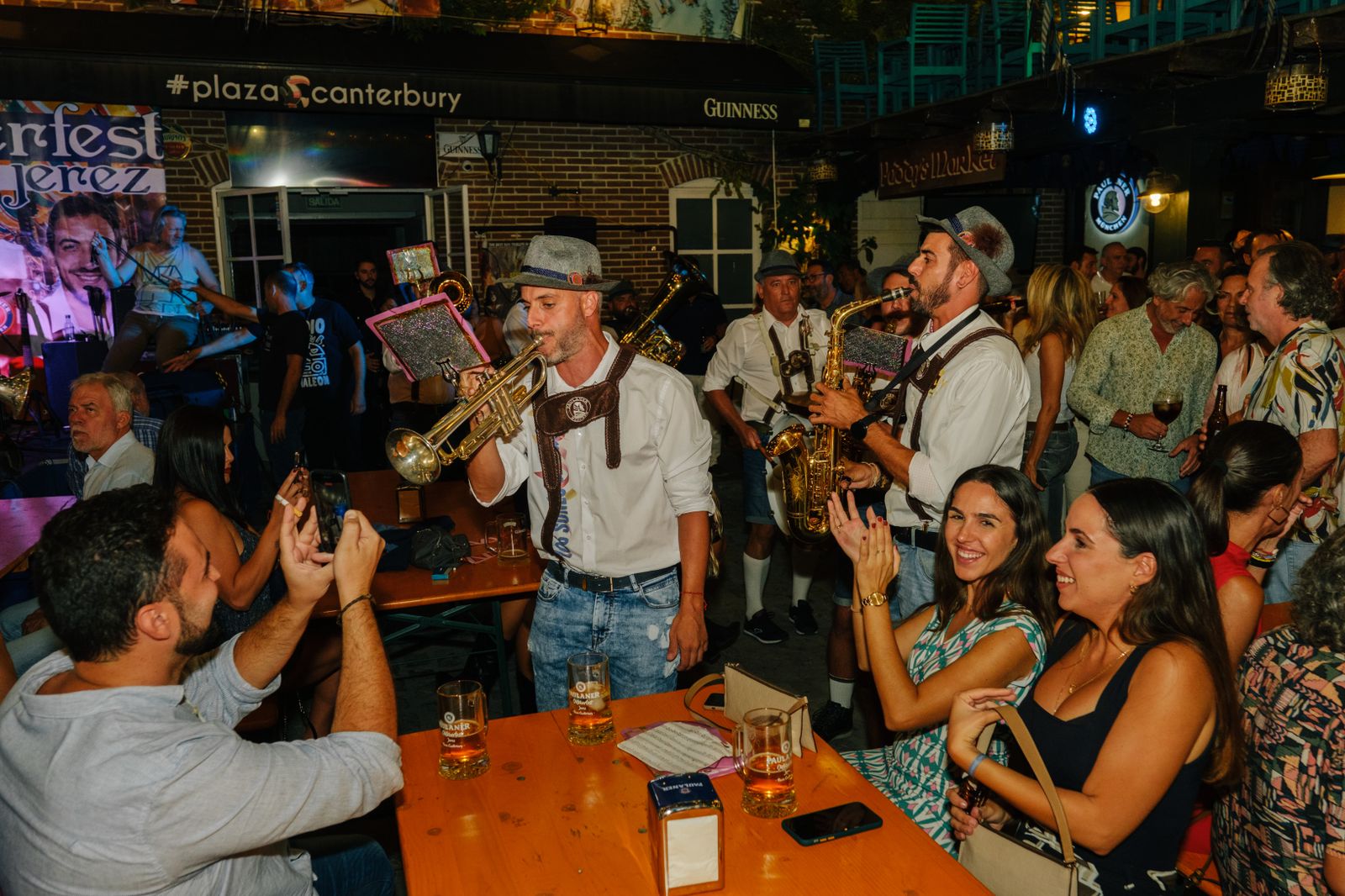 Búscate en el OktoberFest de Plaza Canterbury del viernes día 29 de septiembre