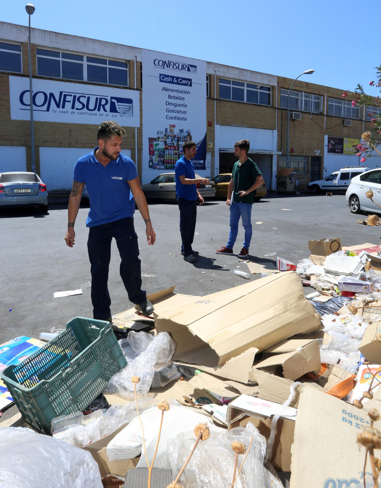 Imágenes de la acumulación de basura en el Polígono San Diego de Huelva