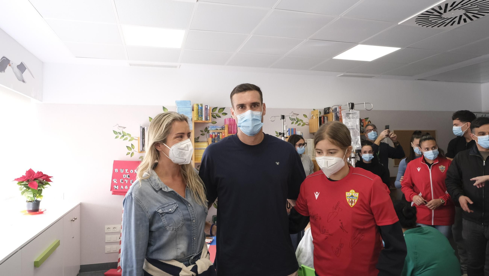 Las imágenes de la visita de los jugadores del Almería a los niños de Torrecárdenas