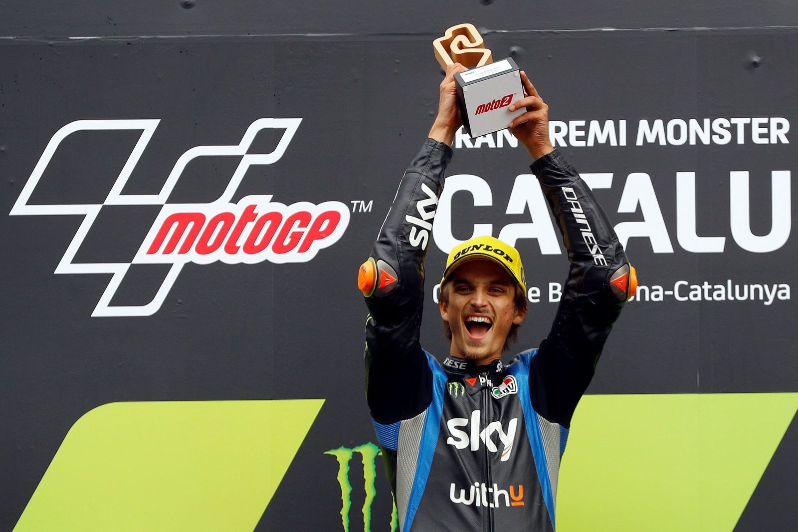 Luca Marini celebra la victoria