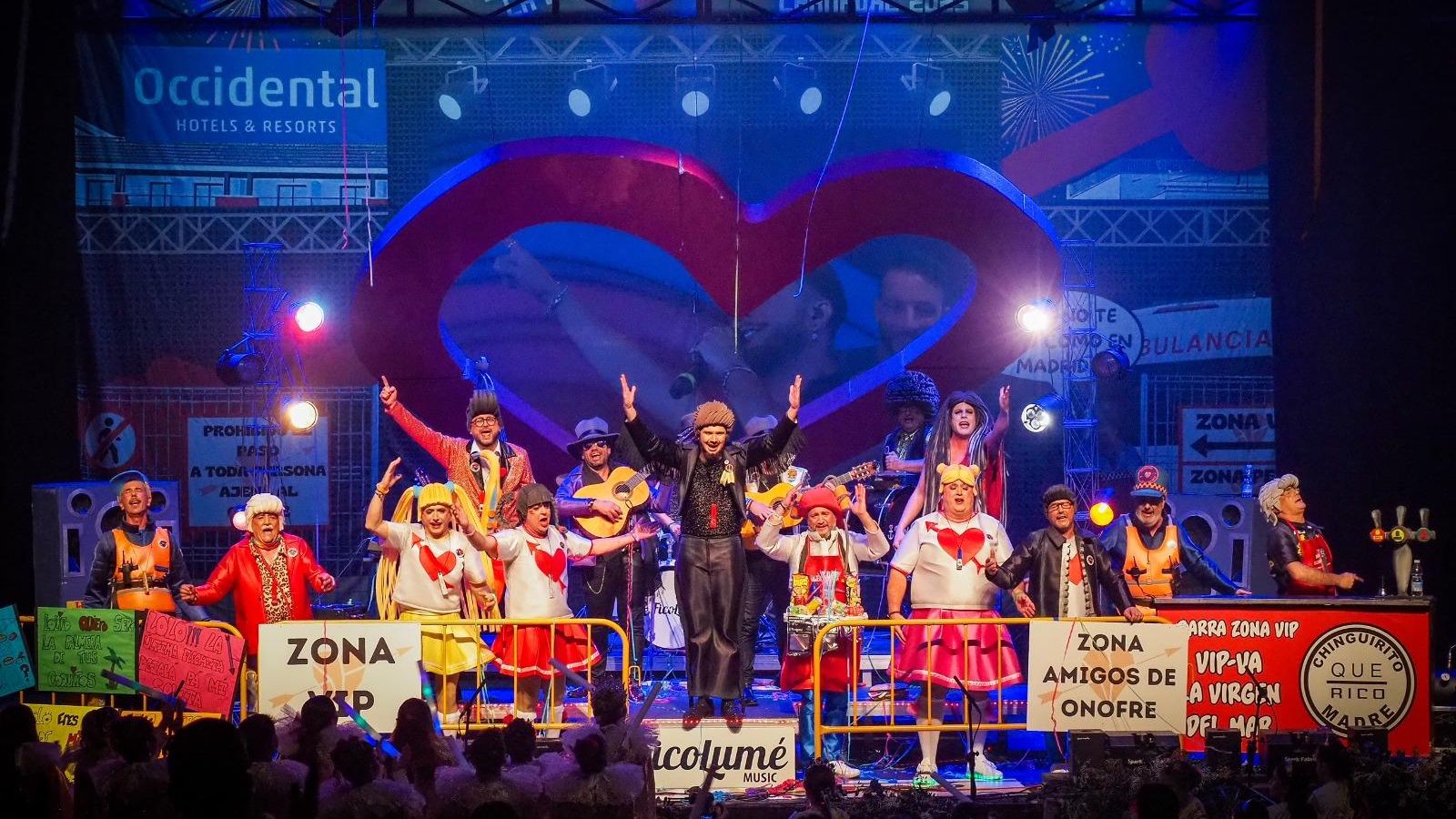 La murga 'Esta flechita, la guardé pa La Higuerita' durante su actuación en el teatro. La murga 'Esta flechita, la guardé pa La Higuerita' durante su actuación en el teatro.