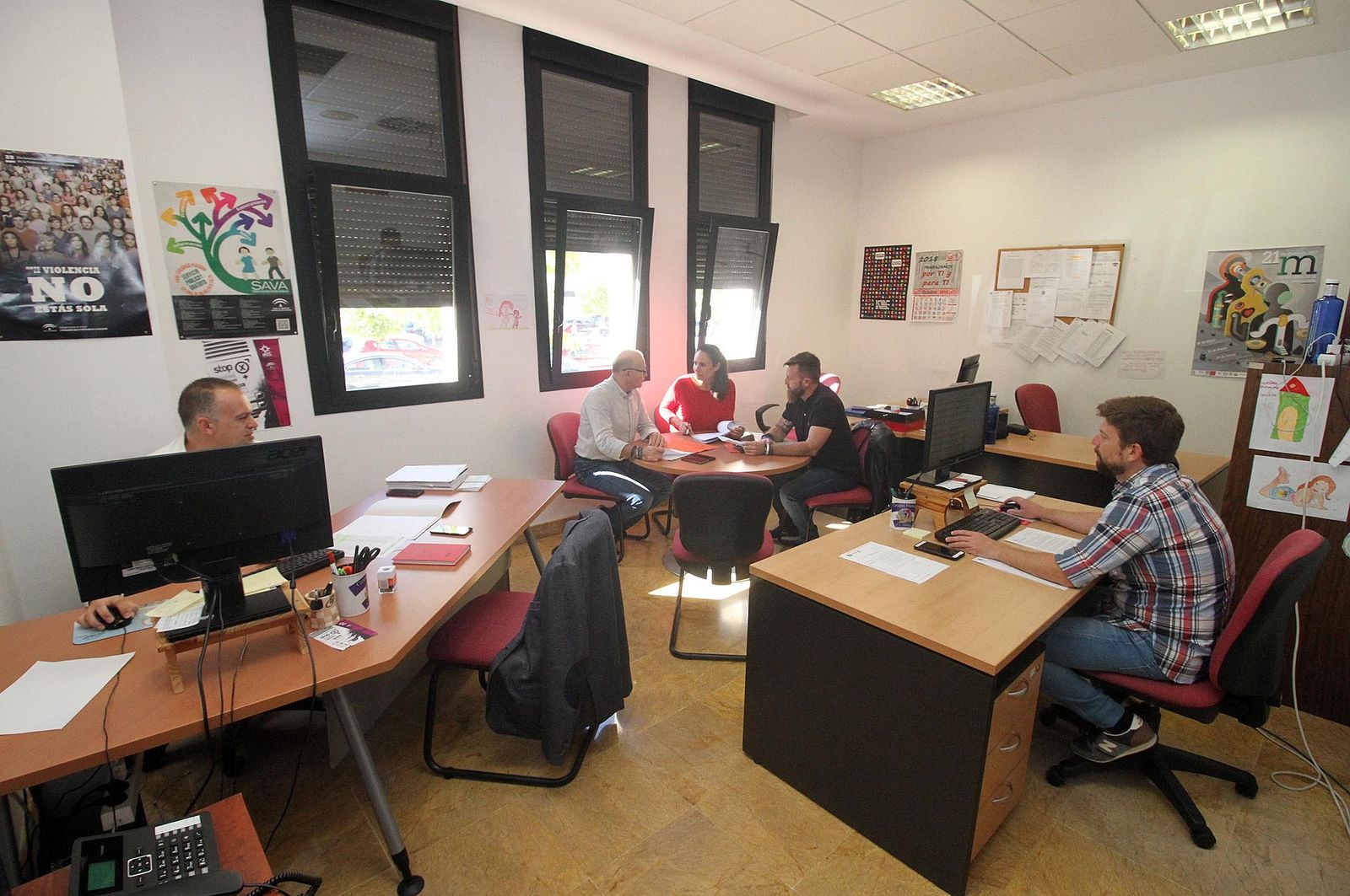 Agentes adscritos al Grupo Hipatia de la Policía Local, en las dependencias independientes de que disponen en la comisaría.