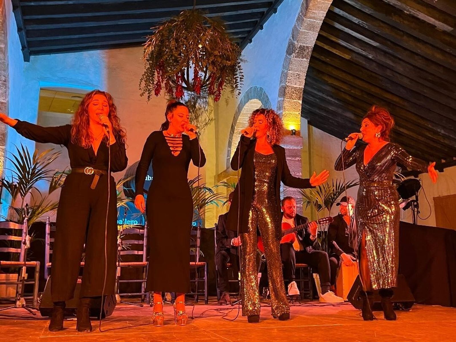 Toñi Nogaredo, Gema Carpio, Sandra Rincón y Mery Martínez, durante  su actuación.
