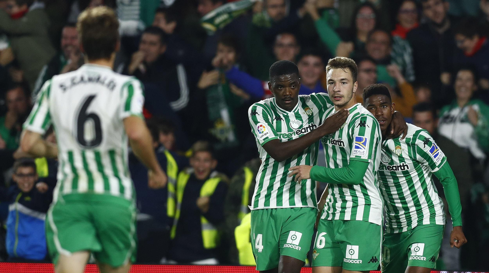 Los jugadores del Betis festejan un tanto.