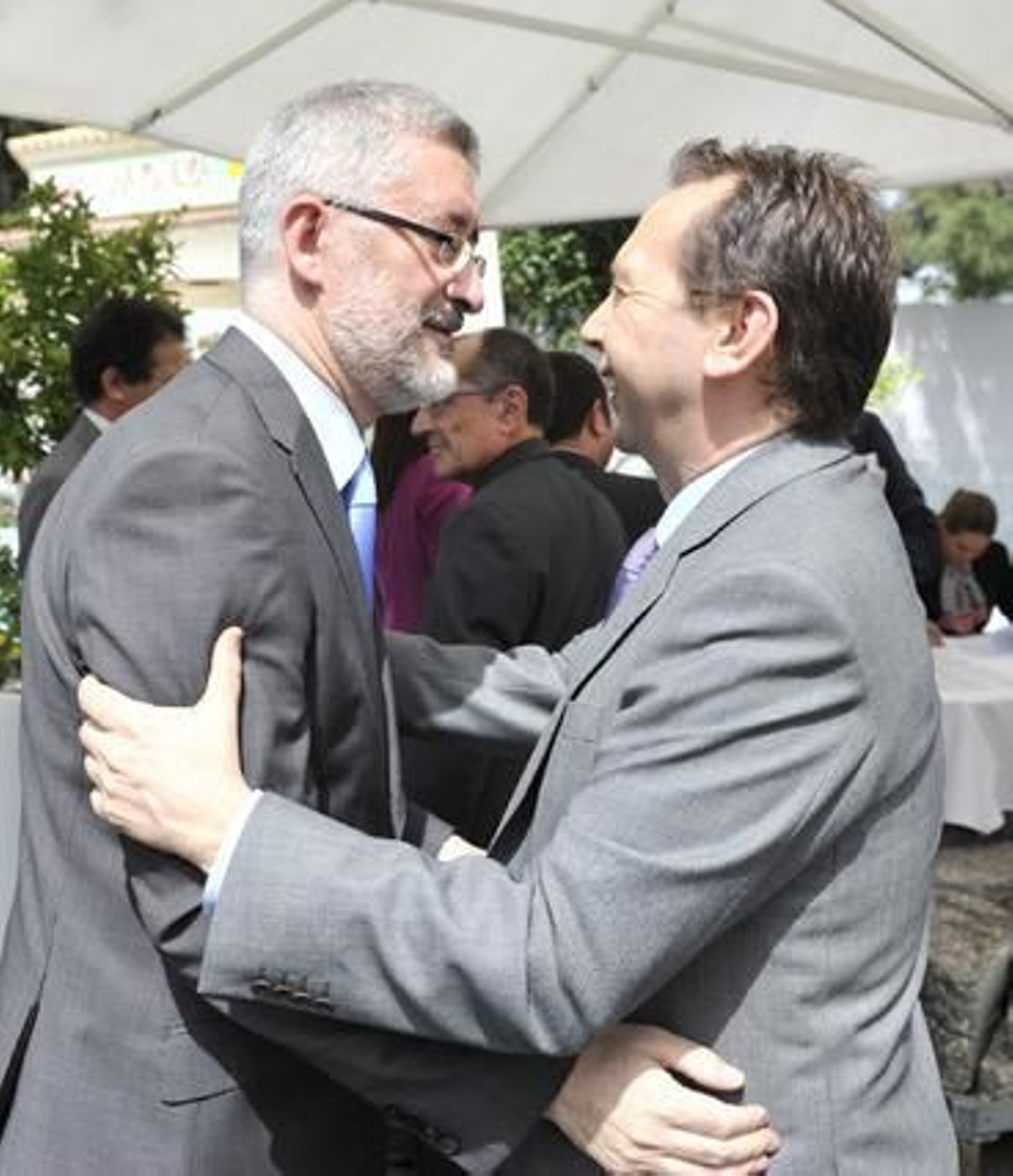 El consejero de Economía e Innovación, Antonio Ávila, saluda a José Antonio Carrizosa.

Foto: Juan Carlos Vázquez y Victoria Hidalgo